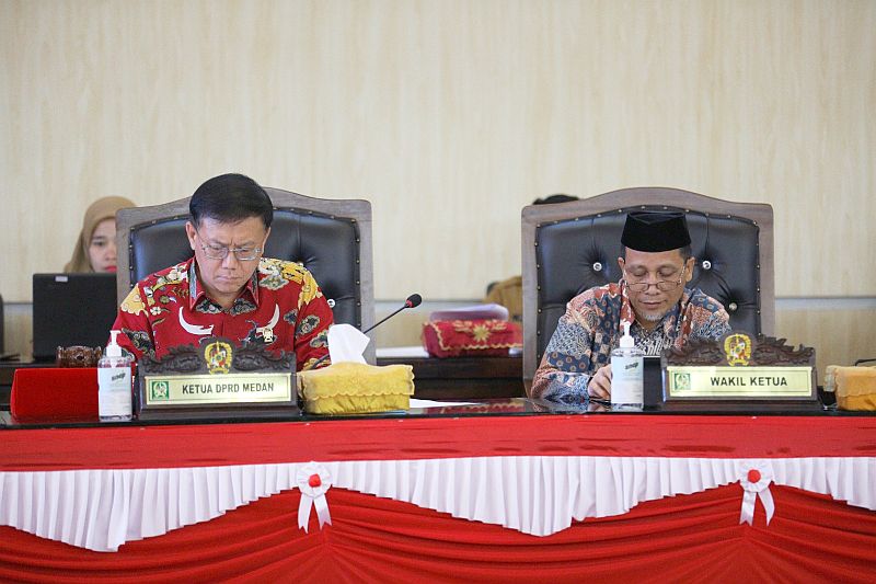 Ketua DPRD Medan Hasyim SE dan Wakil Ketua DPRD Medan Rajudin Sagala SPdI dalam Rapat Paripurna ‘Penyampaian Rekomendasi DPRD Kota Medan terhadap Laporan Keterangan Pertanggungjawaban (LKPJ) Kepala Daerah Tahun Anggaran 2022, di ruang rapat paripurna Gedung DPRD Medan, Jalan Kapten Maulana Lubis No 1, Medan, Selasa (18/4/2023).