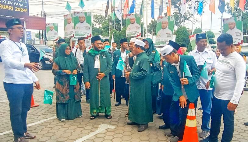Balon DPD RI Dedi Iskandar Batubara saat mendaftar ke KPU Sumut.