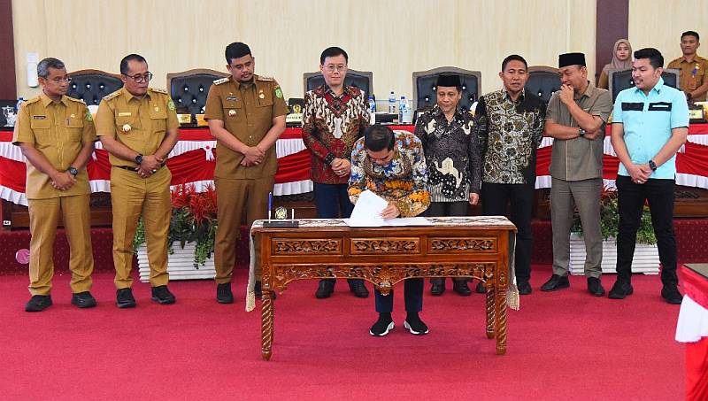 Penandatangan Persetujuan dalam Rapat Paripurna DPRD Kota Medan tentang Ranperda Inovasi Daerah, Selasa (22/8/2023).