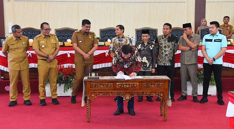 Penandatangan Persetujuan dalam Rapat Paripurna DPRD Kota Medan tentang Ranperda Inovasi Daerah, Selasa (22/8/2023).