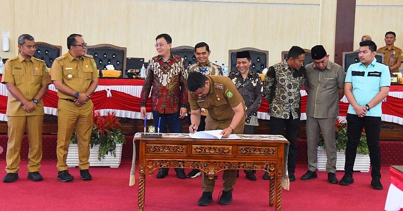 Penandatangan Persetujuan dalam Rapat Paripurna DPRD Kota Medan tentang Ranperda Inovasi Daerah, Selasa (22/8/2023).