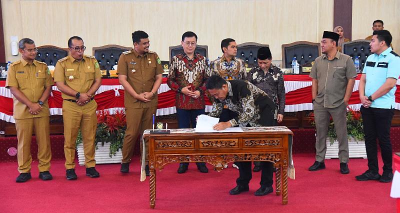 Penandatangan Persetujuan dalam Rapat Paripurna DPRD Kota Medan tentang Ranperda Inovasi Daerah, Selasa (22/8/2023).