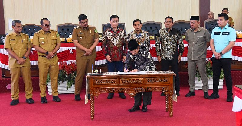 Penandatangan Persetujuan dalam Rapat Paripurna DPRD Kota Medan tentang Ranperda Inovasi Daerah, Selasa (22/8/2023).
