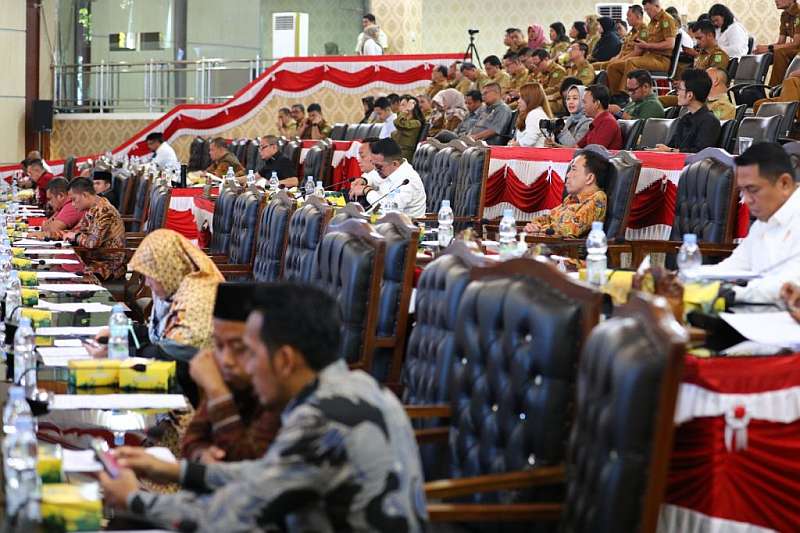 Rapat Paripurna DPRD Kota Medan tentang Penyampaian Laporan Hasil Pembahasan P.APBD, Pendapat Fraksi-Fraksi DPRD Kota Medan dan Penandatanganan/Pengambilan Keputusan DPRD Kota Medan sekaligus Persetujuan Bersama DPRD Kota Medan dengan Kepala Daerah atas Ranperda Kota Medan tentang P-APBD Kota Medan Tahun Anggaran 2023, Gedung DPRD Kota Medan, Jalan Kapten Maulana Lubis, Medan, Selasa (19/09/2023).