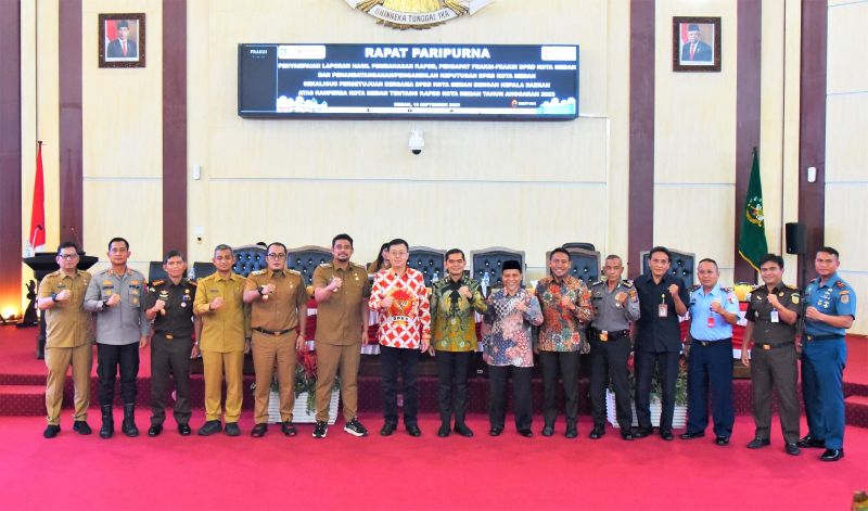 Foto bersama usai Rapat Paripurna DPRD Kota Medan tentang Penyampaian Laporan Hasil Pembahasan P.APBD, Pendapat Fraksi-Fraksi DPRD Kota Medan dan Penandatanganan/Pengambilan Keputusan DPRD Kota Medan sekaligus Persetujuan Bersama DPRD Kota Medan dengan Kepala Daerah atas Ranperda Kota Medan tentang P-APBD Kota Medan Tahun Anggaran 2023, Gedung DPRD Kota Medan, Jalan Kapten Maulana Lubis, Medan, Selasa (19/09/2023).