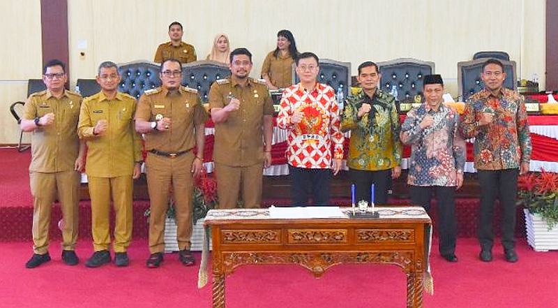 Foto bersama usai Rapat Paripurna DPRD Kota Medan tentang Penyampaian Laporan Hasil Pembahasan P.APBD, Pendapat Fraksi-Fraksi DPRD Kota Medan dan Penandatanganan/Pengambilan Keputusan DPRD Kota Medan sekaligus Persetujuan Bersama DPRD Kota Medan dengan Kepala Daerah atas Ranperda Kota Medan tentang P-APBD Kota Medan Tahun Anggaran 2023, Gedung DPRD Kota Medan, Jalan Kapten Maulana Lubis, Medan, Selasa (19/09/2023).