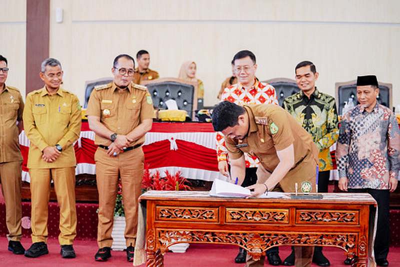 Wali Kota Medan M Bobby Nasution menandatangani persetujuan pengesahaan Ranperda menjadi Perda.