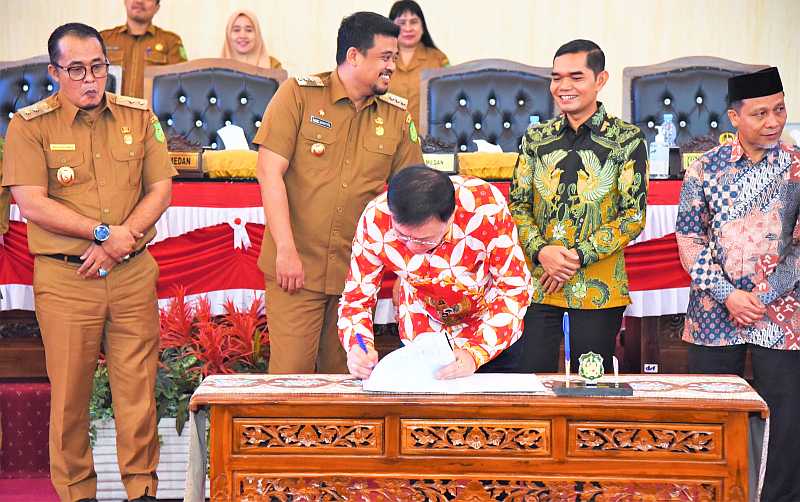 Ketua DPRD Kota Medan Hasyim SE menandatangani persetujuan pengesahaan Ranperda menjadi Perda.