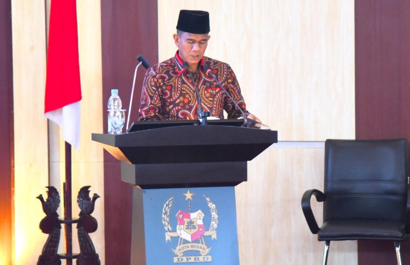 Ketua Pansus Abdul Latif Lubis MPd membacakan Laporan Pansus Pembahasan Rancangan Peraturan DPRD Kota Medan tentang Kode Etik DPRD Kota Medan.