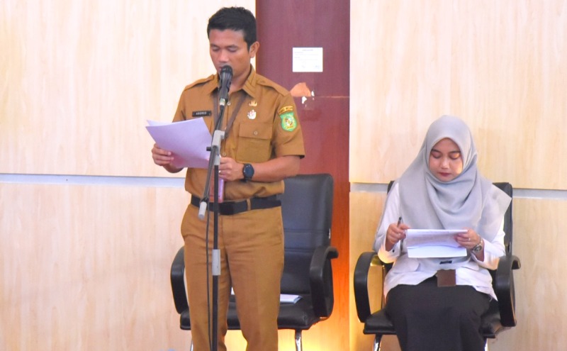 Pembacaan konsep Surat Keputusan Pengesahan Rancangan Peraturan DPRD Kota Medan tentang Kode Etik DPRD Kota Medan oleh Kepala Bagian Persidangan dan Perundang-Undangan Sekretariat DPRD Kota Medan Andres Willy Simanjuntak SH.