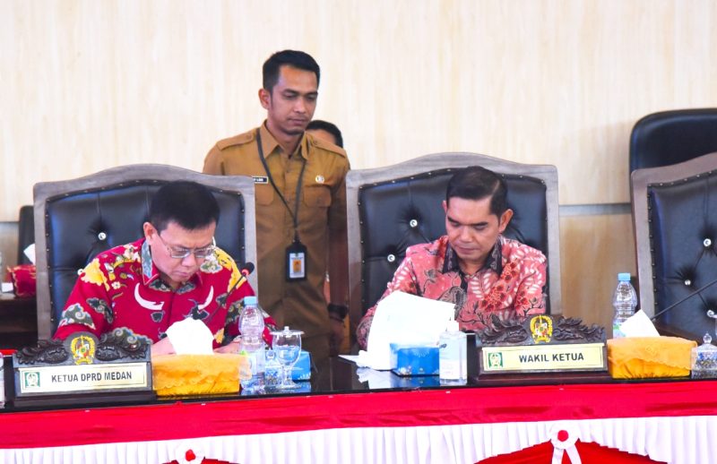 Ketua DPRD Medan Hasyim SE dan Wakil Ketua DPRD Medan Ihwan Ritonga menandatangani Rancangan Peraturan DPRD Kota Medan tentang Kode Etik DPRD Kota Medan untuk disahkan.