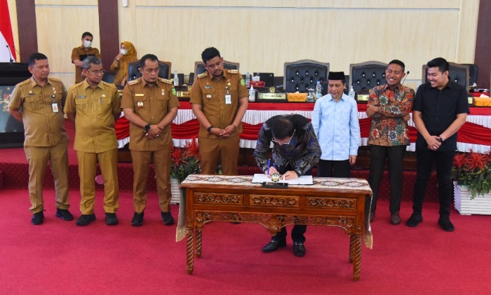 Rapat Paripurna DPRD Kota Medan Penyampaian Laporan Panitia Khusus, Pendapat Fraksi-Fraksi DPRD Kota Medan dan Penandatanganan/Pengambilan Keputusan DPRD Kota Medan Sekaligus Persetujuan Bersama DPRD Kota Medan dengan Kepala Daerah atas Ranperda Kota Medan tentang Perubahan Perda Nomor 7 Tahun 2021 tentang Rencana Pembangunan Jangka Menengah Daerah (RPJMD) Tahun 2021-2026, di Gedung DPRD Kota Medan, Jl Kapten Maulana Lubis, Selasa (14/11/2023).