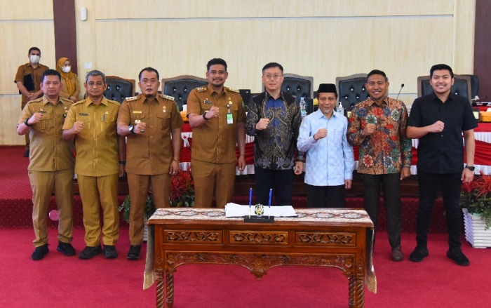 Rapat Paripurna DPRD Kota Medan Penyampaian Laporan Panitia Khusus, Pendapat Fraksi-Fraksi DPRD Kota Medan dan Penandatanganan/Pengambilan Keputusan DPRD Kota Medan Sekaligus Persetujuan Bersama DPRD Kota Medan dengan Kepala Daerah atas Ranperda Kota Medan tentang Perubahan Perda Nomor 7 Tahun 2021 tentang Rencana Pembangunan Jangka Menengah Daerah (RPJMD) Tahun 2021-2026, di Gedung DPRD Kota Medan, Jl Kapten Maulana Lubis, Selasa (14/11/2023).
