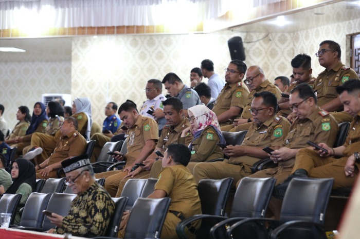 Rapat Paripurna DPRD Kota Medan Penyampaian Laporan Panitia Khusus, Pendapat Fraksi-Fraksi DPRD Kota Medan dan Penandatanganan/Pengambilan Keputusan DPRD Kota Medan Sekaligus Persetujuan Bersama DPRD Kota Medan dengan Kepala Daerah atas Ranperda Kota Medan tentang Perubahan Perda Nomor 7 Tahun 2021 tentang Rencana Pembangunan Jangka Menengah Daerah (RPJMD) Tahun 2021-2026, di Gedung DPRD Kota Medan, Jl Kapten Maulana Lubis, Selasa (14/11/2023).