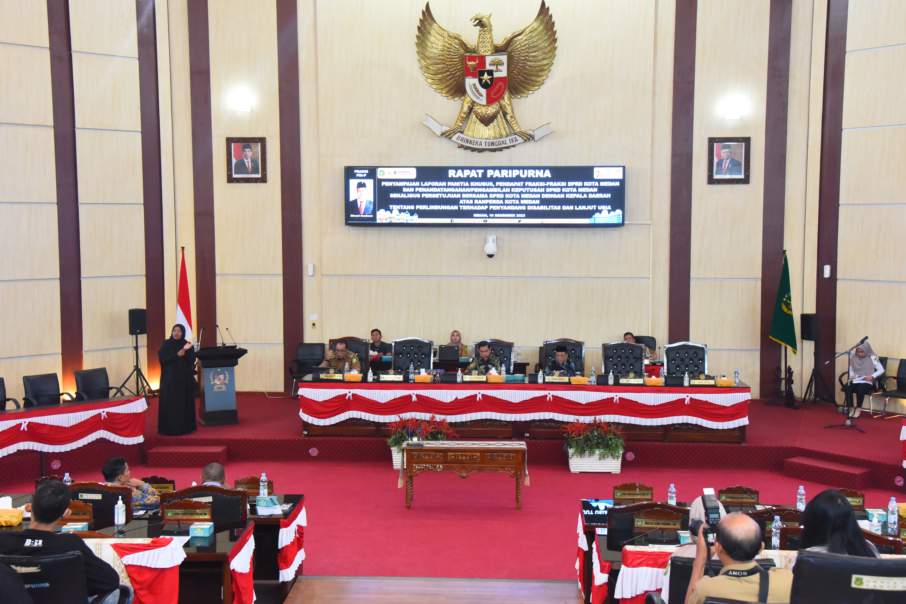 Rapat Paripurna DPRD Kota Medan, Penyampaian Laporan Panitia Khusus, Pendapat Fraksi-Fraksi DPRD Kota Medan dan Penandatanganan/ Pengambilan Keputusan DPRD Kota Medan Sekaligus Persetujuan Bersama DPRD Kota Medan dengan Kepala Daerah atas Ranperda Kota Medan tentang Perlindungan Terhadap Penyandang Disabilitas dan Lanjut Usia, di Gedung DPRD Kota Medan, Jl Kapten Maulana Lubis, Senin (18/12/2023).