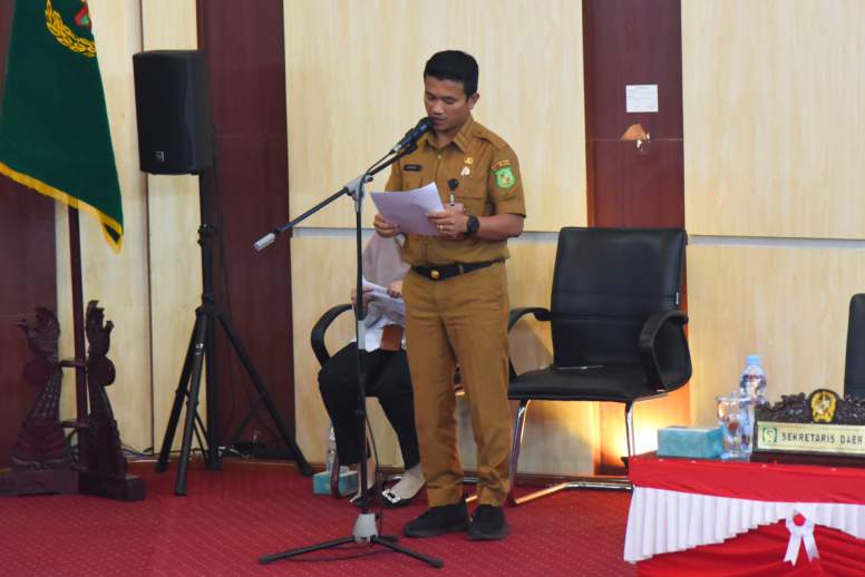 Kabag Persidangan dan Perundang-undangan Sekretariat DPRD Medan Andres Willy Simanjutak saat pembacaan konsep peraturan.