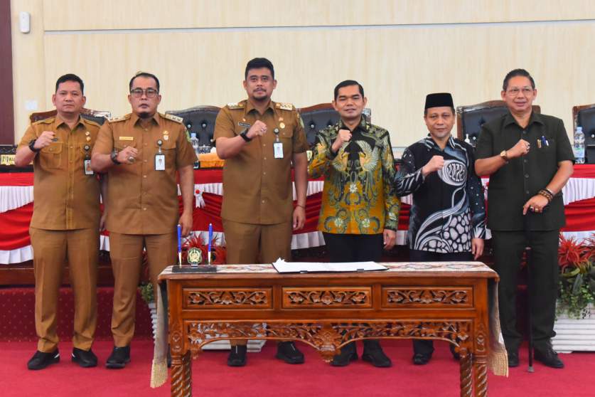Rapat Paripurna DPRD Kota Medan, Penyampaian Laporan Panitia Khusus, Pendapat Fraksi-Fraksi DPRD Kota Medan dan Penandatanganan/ Pengambilan Keputusan DPRD Kota Medan Sekaligus Persetujuan Bersama DPRD Kota Medan dengan Kepala Daerah atas Ranperda Kota Medan tentang Perlindungan Terhadap Penyandang Disabilitas dan Lanjut Usia, di Gedung DPRD Kota Medan, Jl Kapten Maulana Lubis, Senin (18/12/2023).