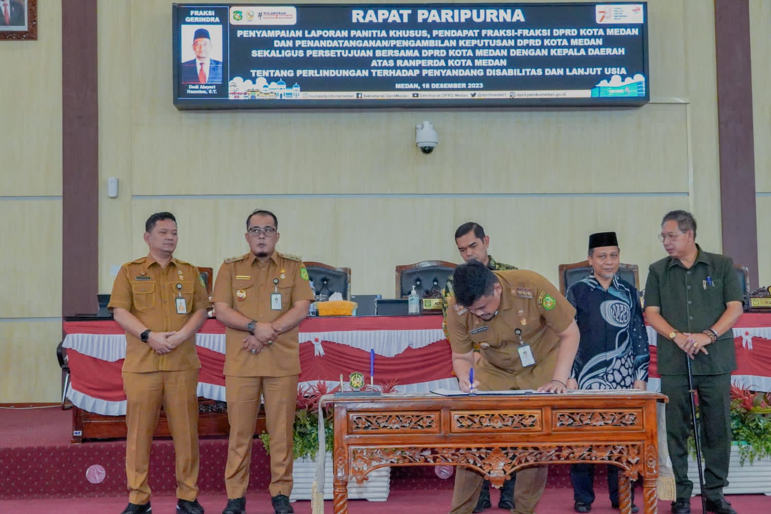 Rapat Paripurna DPRD Kota Medan, Penyampaian Laporan Panitia Khusus, Pendapat Fraksi-Fraksi DPRD Kota Medan dan Penandatanganan/ Pengambilan Keputusan DPRD Kota Medan Sekaligus Persetujuan Bersama DPRD Kota Medan dengan Kepala Daerah atas Ranperda Kota Medan tentang Perlindungan Terhadap Penyandang Disabilitas dan Lanjut Usia, di Gedung DPRD Kota Medan, Jl Kapten Maulana Lubis, Senin (18/12/2023).