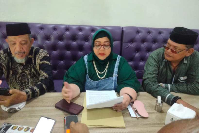 Kuasa Hukum PB Al Washliyah, Ade Zainab Taher SH didampingi pengurus PB Al Washliyah saat jumpa pers, Selasa (14/5/2024).