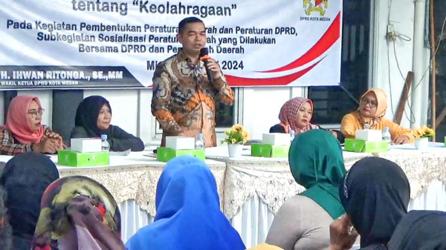 Wakil Ketua DPRD Medan Ihwan Ritonga saat melakukan sosialisasi Perda Keolahragaan, di Rumah Juang, Jl Raya Menteng, Medan Denai, Medan